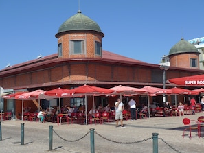 Outdoor dining - Golf, beach, country and city. Central and modern for up to 5 guests (Olhão)