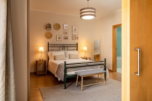 2 bedrooms, desk, iron/ironing board, WiFi