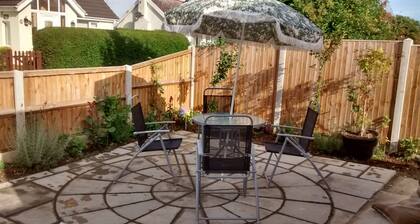 Acogedor bungalow con estufa de leña y vista al mar