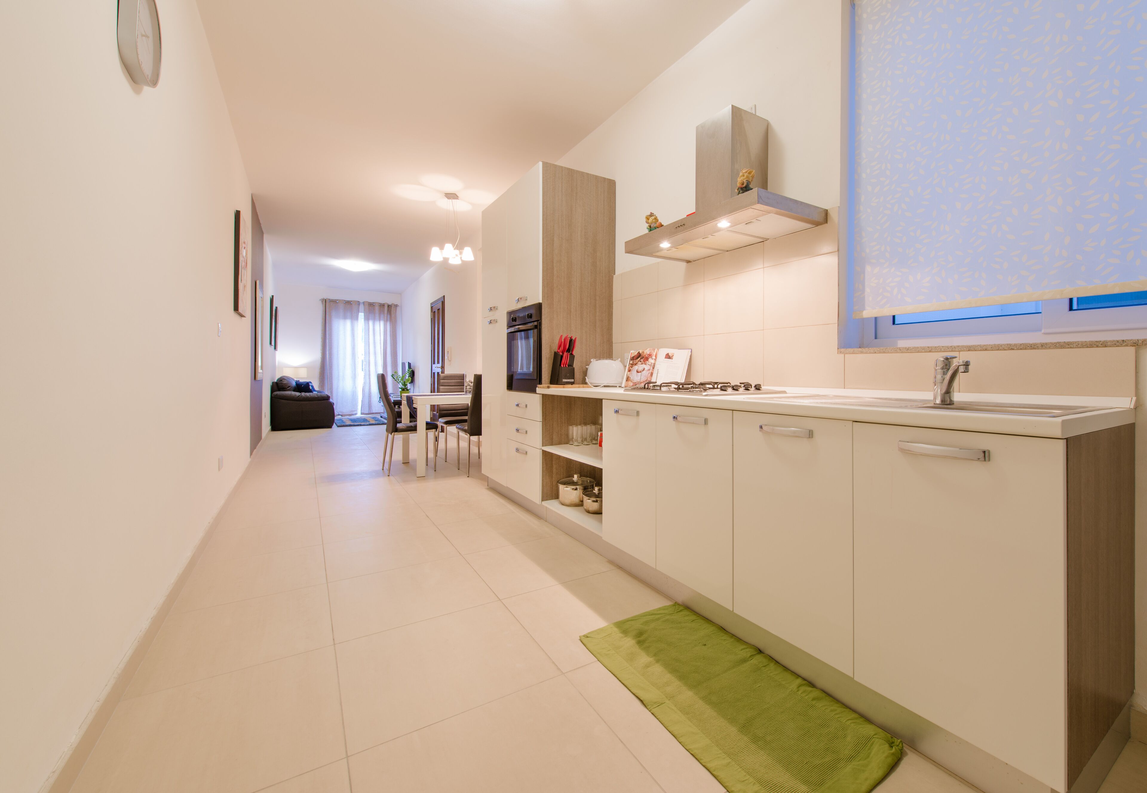 Refrigerador, microondas, utensilios de cocina y congelador 