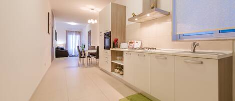 Jääkaappi, mikroaaltouuni, keittoastiat/astiat/ruokailuvälineet