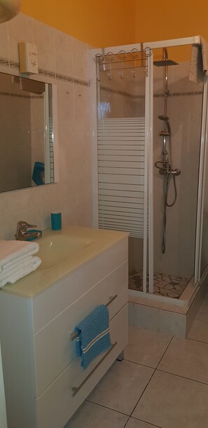 Hair dryer, towels