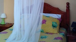2 عدّة غرف نوم ومكواة/لوح كي وواي فاي وملاءات أسرّة