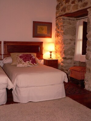 5 bedrooms, bed sheets - RURAL HOUSE 5 ***** THE SILK WORKSHOP (Avedillo de Sanabria)