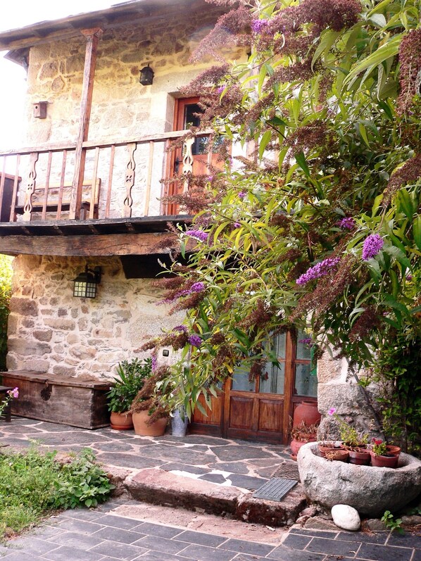 Exterior detail - RURAL HOUSE 5 ***** THE SILK WORKSHOP (Avedillo de Sanabria)