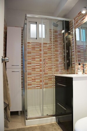Shower, hair dryer, towels, soap - LOS NARANJOS APARTMENT.  (Matalascañas)