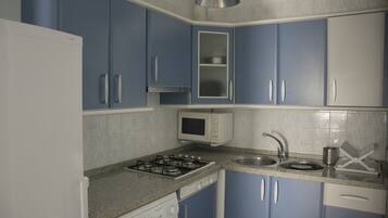 Een koelkast, een magnetron, een koffiezetapparaat/waterkoker