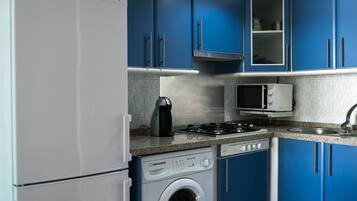 Een koelkast, een magnetron, een koffiezetapparaat/waterkoker