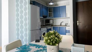 Een koelkast, een magnetron, een koffiezetapparaat/waterkoker