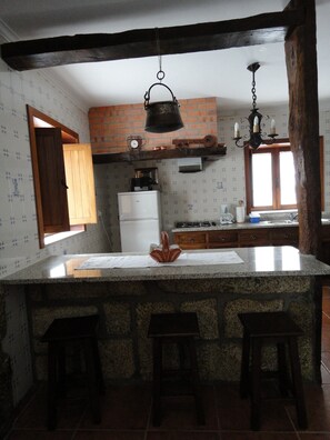 Fridge, microwave, oven, stovetop - Melodia do Campo - Holiday House in Gerês up to 8 persons (Campo do Gerês)