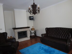 TV, fireplace - Melodia do Campo - Holiday House in Gerês up to 8 persons (Campo do Gerês)