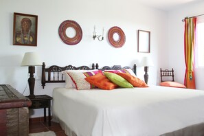 5 slaapkamers, een bureau, een strijkplank/strijkijzer, reisbedje