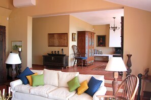 Een smart-tv, een open haard, een dvd-speler en een tafeltennistafel