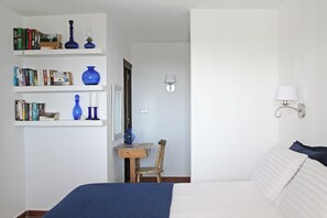 5 slaapkamers, een bureau, een strijkplank/strijkijzer, reisbedje