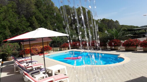 MAISON  AVEC PISCINE PRIVEE et chauffée (au calme) : AIE PEPITA