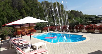 MAISON AVEC PISCINE PRIVEE et chauffée (au calme) : AIE PEPITA