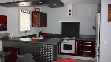 Een koelkast, een microgolfoven, een oven, een kookplaat