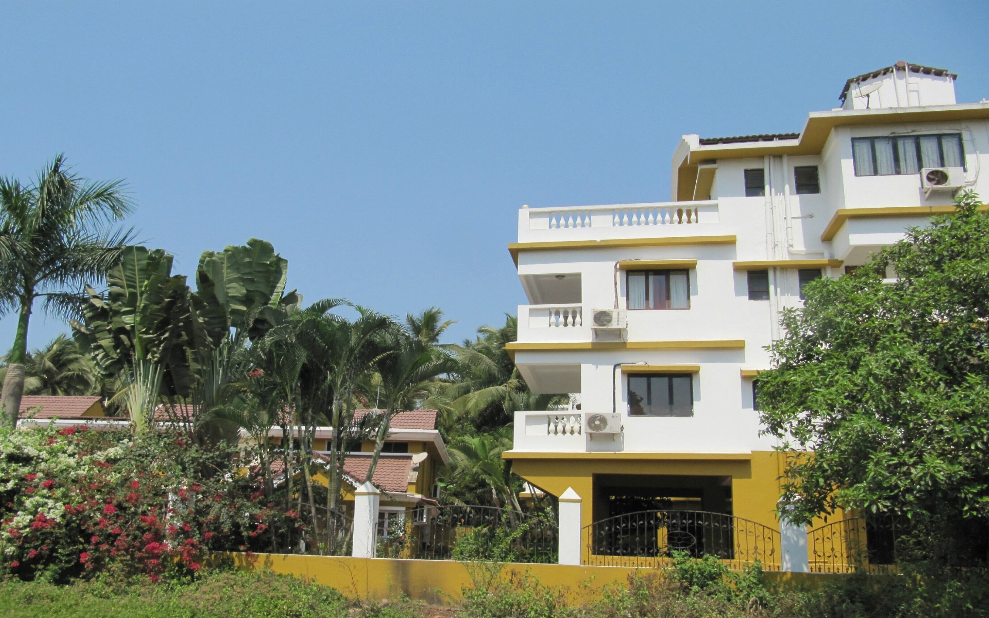2 Bedroom Apartment (A) In Betalbatim South Goa - Internet & Shared Private Pool