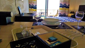 1 dormitorio, tabla de planchar con plancha, wifi y ropa de cama