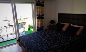 1 dormitorio, tabla de planchar con plancha, wifi y ropa de cama