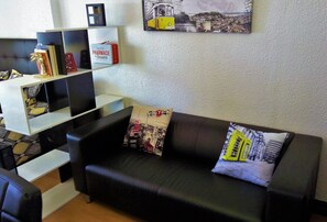 Una televisión de pantalla plana, libros