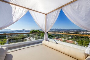 Property grounds - Stunning Villa Close To Ibiza Town with Panoramic Sea and Sunset views (Cap Martinet)