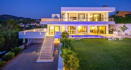 Atemberaubende Villa in der Nähe von Ibiza-Stadt mit Panoramablick auf das Meer und den Sonnenuntergang
