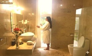 シャワー、ジェットバス、ヘアドライヤー、タオル