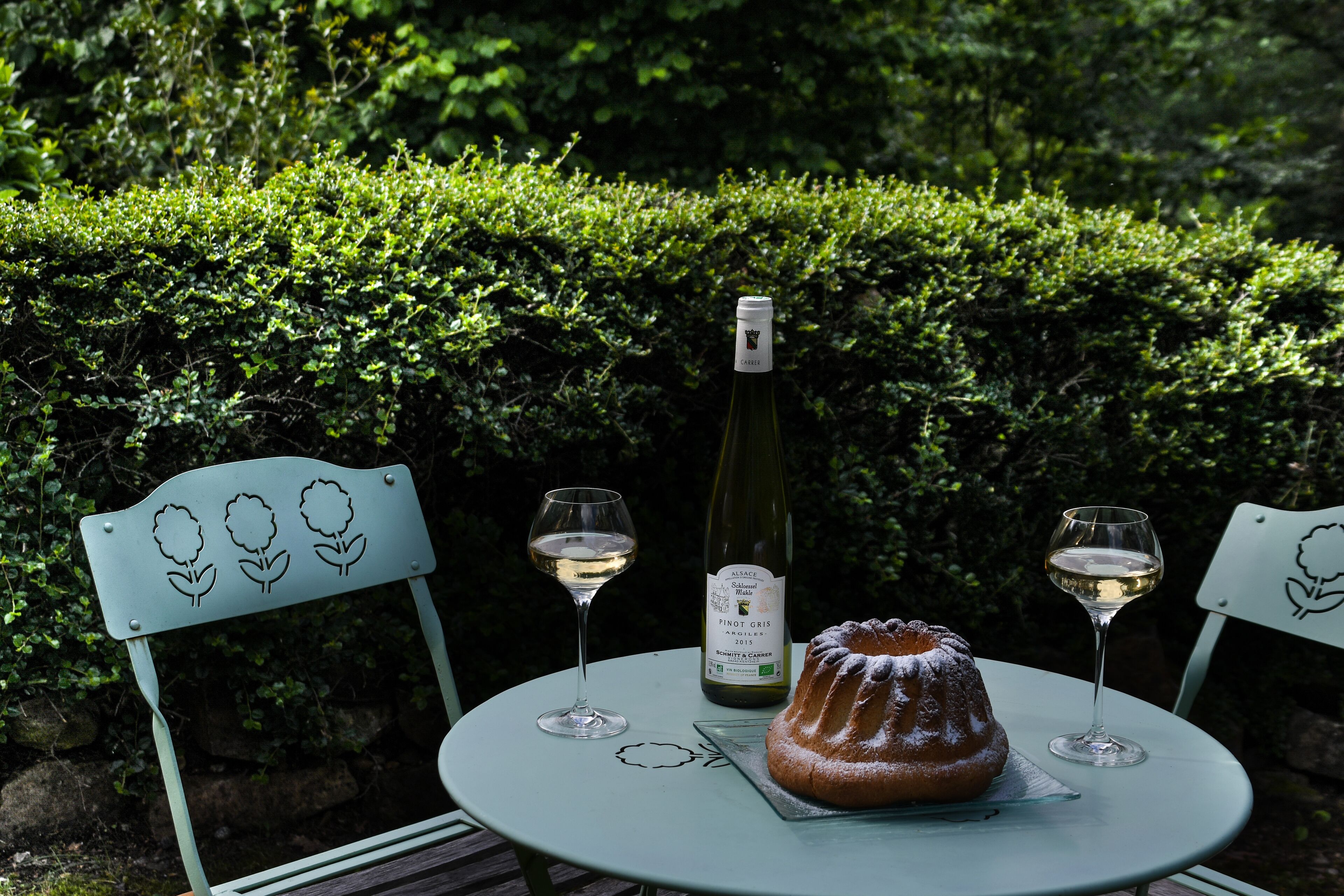Petit moment de détente autour d'un kouglof fait maison et d'un verre de vin.
