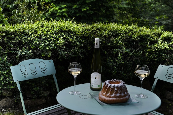 Petit moment de détente autour d'un kouglof fait maison et d'un verre de vin.