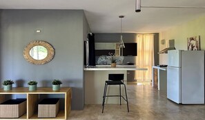 Een koelkast, een microgolfoven, een oven, een kookplaat