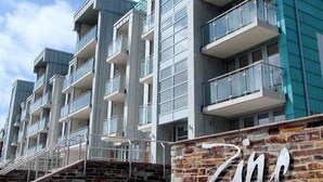 A multi-story building with balconies and a stone facade. - A CONTEMPORARY BEACHSIDE APARTMENT ON HEADLAND ROAD FISTRAL 5 MINUTE FROM BEACH  (Cornwall)