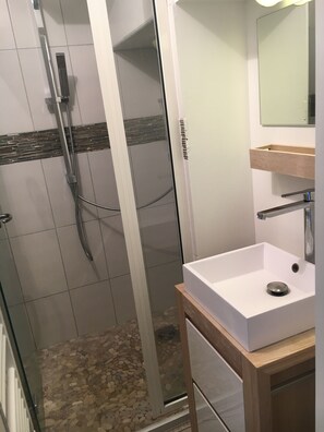 Dusche, Haartrockner, Handtücher, Seife