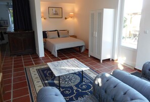 Interior - THE WORKSHOP OF THE PAINTER (sao bartolomeu dos galegos)