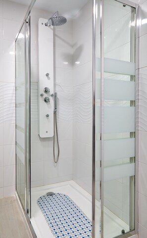 Amenidades de baño gratuitas, secadora de cabello, toallas