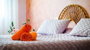 5 bedrooms, iron/ironing board, WiFi, bed sheets