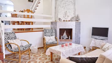 TV, fireplace