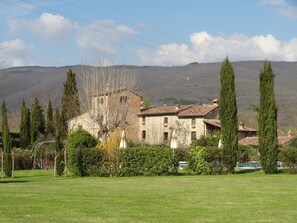 Exterior - Large country apartment in Cortona 3bed3bath with shared pool & gorgeous gardens (Cortona)