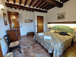 3 bedrooms, desk, iron/ironing board, travel crib - Large country apartment in Cortona 3bed3bath with shared pool & gorgeous gardens (Cortona)