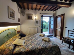 3 chambres, bureau, fer et planche Ă repasser, lit parapluie