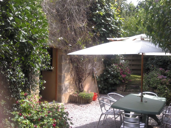 Outdoor dining - the barn of Paul, seasonal rental in the peninsula of Rhuys (Le Hézo)