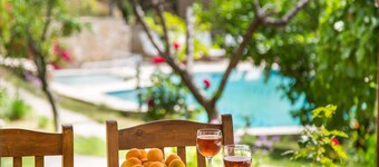 Villas paisibles situées dans des jardins naturels avec piscine privée