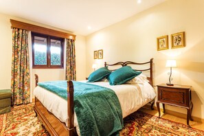 2 chambres, coffre-fort, fer et planche à repasser