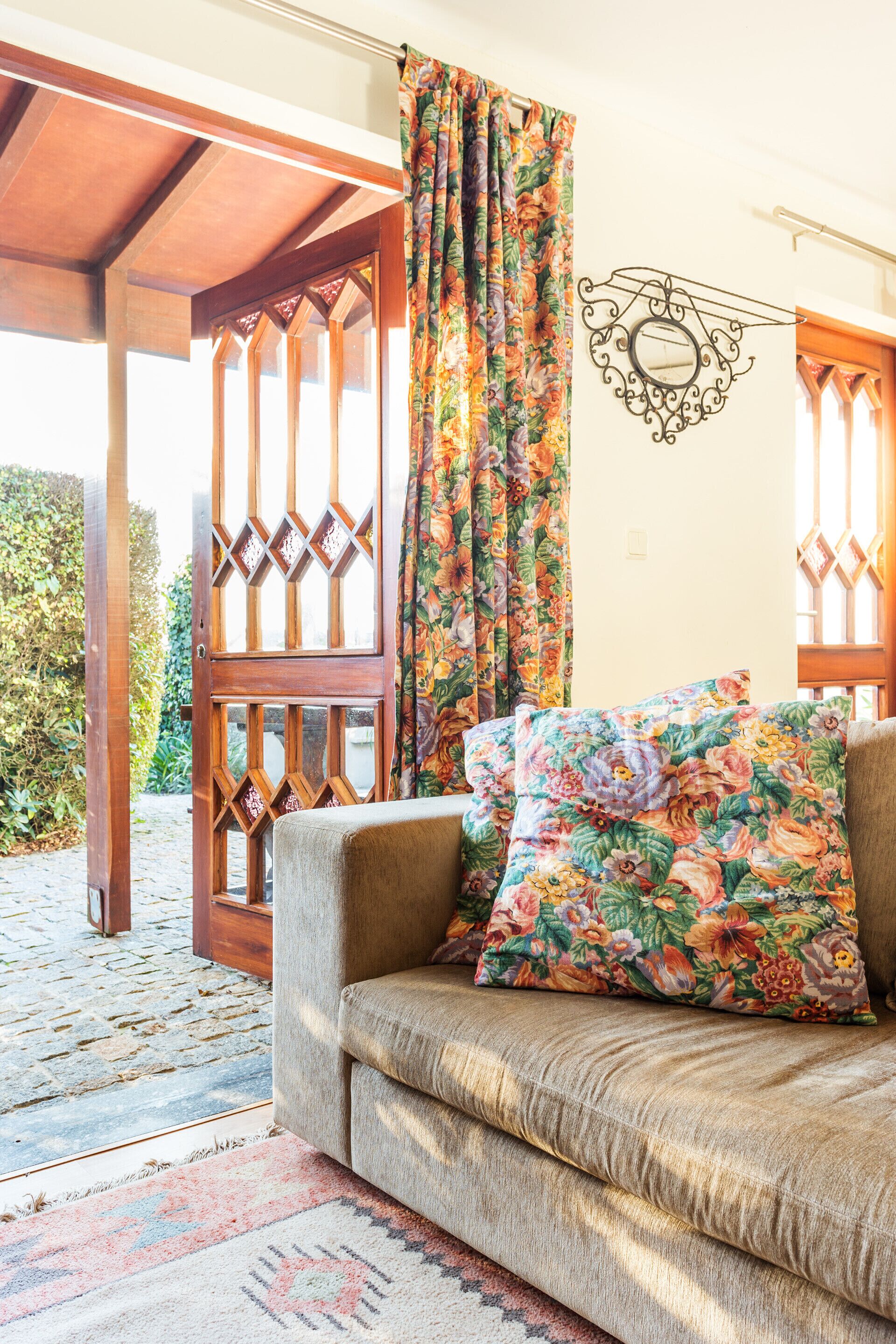 智能电视、壁炉、书