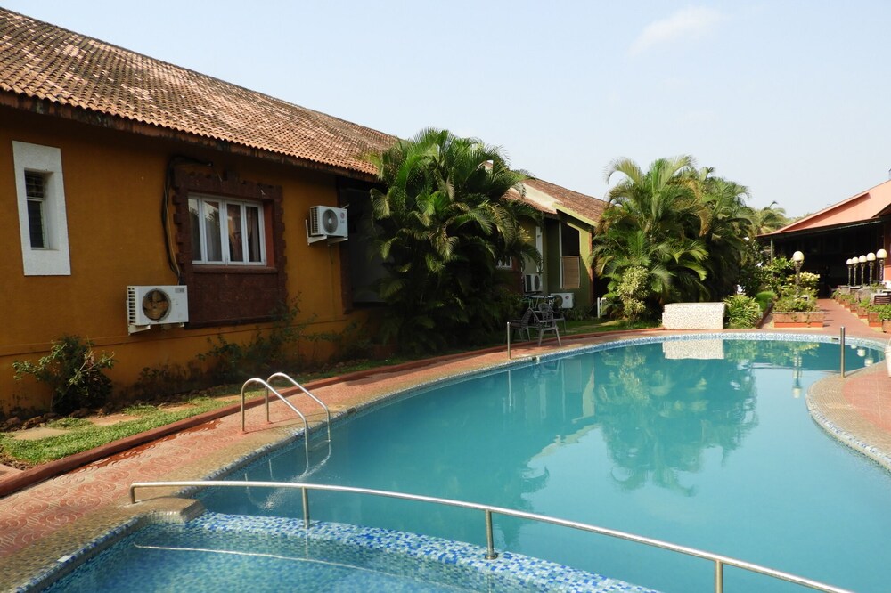 6 BEAUTIFUL, ELEGANTLY , DECORATED VILLAS , 3 BEDROOMS AND 2 BEDROOMS