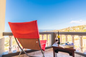 Property grounds - Casa Por do Sol, Grab the sun here on our warm terrace. (Ponta do Sol)