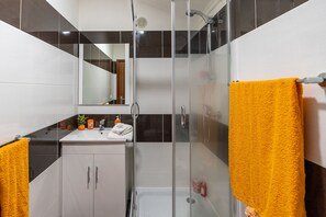 Dusche, Haartrockner, Handtücher