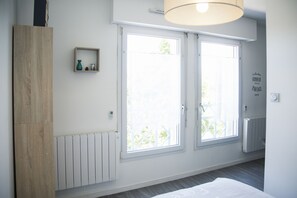 Escritorio y ropa de cama