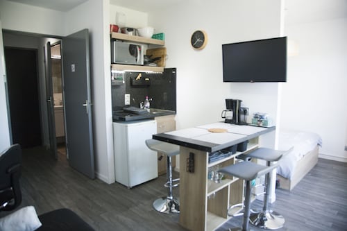 T1 bis renovated and furnished new, 10 minutes walk center valves and train station