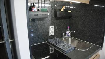 Een koelkast, een microgolfoven, een koffiezetapparaat/waterkoker